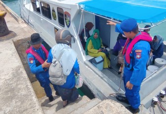 Para Pelajar Diantar Kapal Sat Polair Polres Lingga dalam Program Sampan Layar