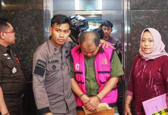 Salah satu tersangka saat digelandang ke tahanan