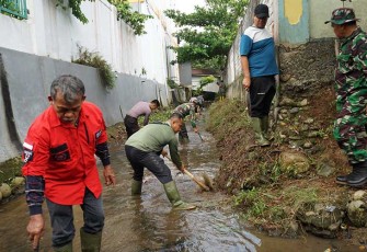 Kodim 0408/BS bersama Forkopimda serta masyarakat saat melaksanakan Karya Bakti pembersihan saluran Air (Sungai/selokan) guna Kepedulian TNI terhadap lingkungan, bertempat di Jalan Veteran Kel. Padang Kapuk Kec. Kota Manna Kab. Bengkulu Selatan, Sabtu (9/12/2023). 