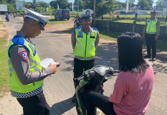  Satlantas Polres Lingga saat Berikan Teguran Simpatik Kepada Pelanggar Lalu Lintas
