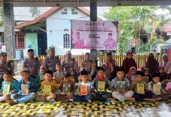TPA Ayeum Mata saat Terima Bantuan Polri Peduli Budaya Literasi Polsek Pantee Bidari, Polres Aceh Timur