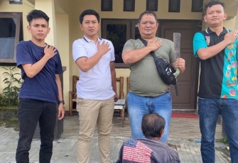 Tersangka (jongkok diborgol) saat diamankan