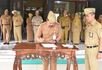Penandatanganan pakta netralitas ASN dalam Pilkada dan Pemilu 2024  disaksikan oleh Sekretaris Daerah Kabupaten Karanganyar, Timotius Suryadi, di halaman kantor Setda setempat, Senin (6/2/2023).