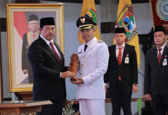  Pj Gubernur Jawa Tengah Nana Sudjana saat melantik Timotius Suryadi menjadi Pj Bupati Karanganyar, di Graha Dhika Bhakti Praja Komplek Kantor Gubernur Jateng, Jumat (15/12/2023).