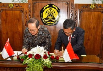 Penandatanganan Nota Kesepahaman (MoU) dengan Second Minister for Trade and Industry Singapura, Tan See Leng, di Kantor Kementerian ESDM, Jumat (8/9). 