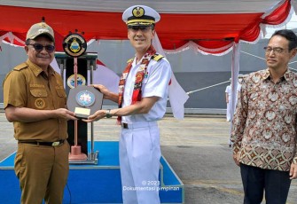 Walikota Bitung saat menyambut kapal perang Jepang