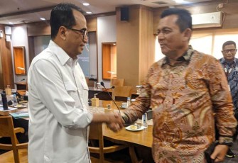 Gubernur Kepulauan Riau H. Ansar Ahmad saat rapat bersama kemenhub