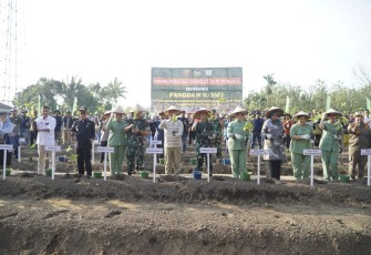 Pangdam II Sriwijaya bersama Gubernur dan Bupati Kepahiang serta rombonganya saat tanam kopi robusta perdana.