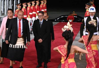 Wakil Perdana Menteri Tonga Samiu Kuita Vaipulu (kedua kiri) bersama istri Mele Muimui Liu Mei Tupou Latu Vaipulu (kiri) disambut Asisten Deputi Hukum dan Perjanjian Maritim Kemenko Marves Radian Nurcahyo (ketiga kiri) setibanya di Bandara Internasional I Gusti Ngurah Rai, Badung, Bali, Minggu (8/10/2023). Samiu Kuita Vaipulu tiba di Bali untuk menghadiri Konferensi Tingkat Tinggi (KTT) Archipelagic and Island States (AIS) Forum di Nusa Dua, Bali pada 10-11 Oktober mendatang. Media Center KTT AIS Forum 2023