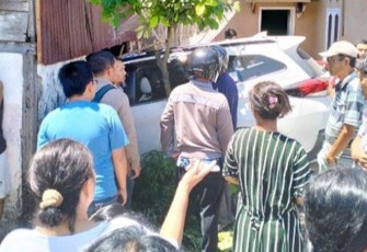 Pasca kejadian lakalantas, warga berkerumun disekitar TKP