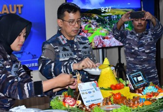 Dantantamal VI saat potong tumpeng Tasyakuran Dalam Rangka Memperingati Hari Jadi Korps Suplai