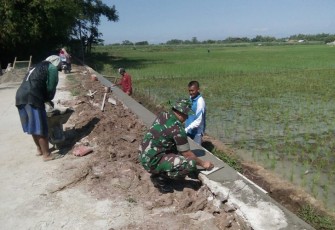Babinsa Desa Purworejo saat Gotong royong Bersama Warga Bangun Tanggul