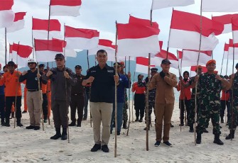 Bupati Natuna dan OPD Serta Forkopimda saat Pasang Bendera Merah Putih Sebanyak 1000 di Pulau Senoa 