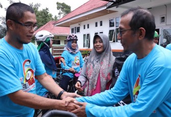 Pj.Wali Kota Payakumbuh, Rida Ananda saat menjamu pesepeda dari komunitas Federalis Ranah Minang (Fedrami) untuk makan siang di rumah dinasnya.