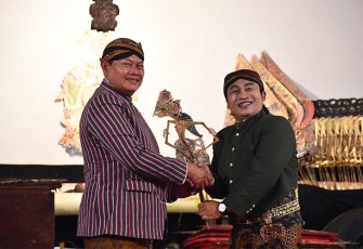 Panglima TNI Pada Gelaran Wayang Kulit di Makorem 081/DSJ