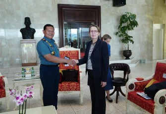 Panglima TNI Laksamana TNI Yudo Margono, S.E., M.M., saat menerima kunjungan Komisioner Tinggi HAM Regional PBB, Cynthia Veliko di Mabes TNI Cilangkap Jakarta Timur, Selasa (22/8/2023).