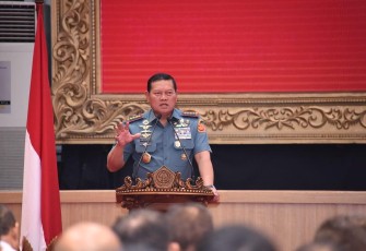 anglima TNI Laksamana TNI Yudo Margono, S.E., M.M. saat memberikan pengarahan kepada Pangkotama di jajaran TNI, bertempat di Aula Gatot Soebroto Mabes TNI, Cilangkap, Jakarta Timur, Selasa (12/9/2023).