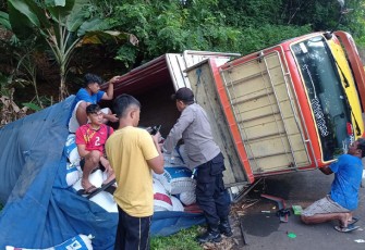 Kondisi truk AE 9308 UJ bermuatan 9,5 ton jagung terguling setelah gagal melewati jalan tanjakan di wilayah Dusun Salam, Desa Ngunut, Jumantono, Karanganyar, Sabtu (11/3/2023). Foto : Istimewa