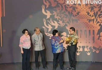 Walikota Bitung saat menerima piala penghargaan Adipura Kencana 2022 dari menteri Lingkungan Hidup dan Kehutanan RI