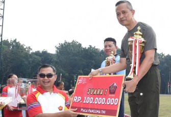 Penyerahan Piala Panglima TNI