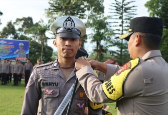 Kapolres Kepahiang saat Serahkan Bet Kepada Polisi RW