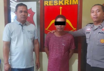Tersangka (diborgol) saat diamankan