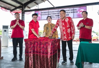 Ketua DPR RI Puan Maharani saat meresmikan revitalisasi Pasar Jengki Bersihati, dalam kunjungan kerja (Kunker) ke Manado, Sulawesi Utara.