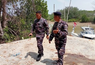 Komandan Pangkalan TNI AL (Lanal) Batuporon Letkol Laut (P) Imam Ibnu Hajar,  S. E., M. Tr. Opsla., mendampingi Pj Bupati Kab. Bangkalan Dr. H. Arief M Edie, M.Si  Kunker Poskamladu (Pos Keamanan Laut Terpadu (Poskamladu) Arosbaya, Tengket Arosbaya Kab. Bangkalan, Selasa (26/12/2023)