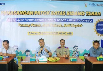 Pj. Sekretaris Daerah Waston Simbolon mendukung pencanangan Gerakan Masyarakat Pemasangan Tanda Batas (GEMAPATAS) 1 Juta Patok Batas Bidang Tanah se-Indonesia oleh Kementerian Agraria dan Tata Ruang/Badan Pertanahan Nasional (ATR/BPN) yang berlangsung secara online yang dilaksanakan di Kantor Desa Saitnihuta Kecamatan Pangururan, Jum'at (3/1). 