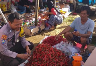 Bhabinkamtibmas Polsek Karang Tinggi saat Sambangi Pasar