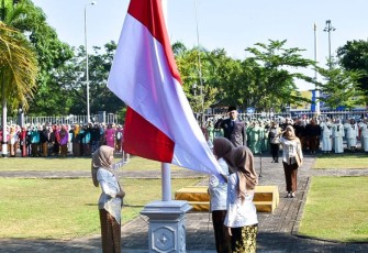 Pemerintah Kabupaten (Pemkab) Karanganyar menggelar upacara Peringatan Hari Ibu (PHI) ke-95, Jumat (22/12/2023) pagi, di halaman Kantor Setda setempat