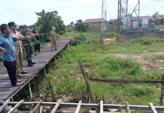 Danramil Bersama Camat Pahandut saat Cek Lokasi Pembangunan Pos Kamling 