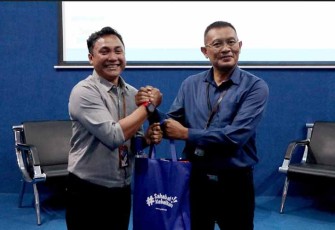 Ketua Stikosa-AWS, Dr Jokhanan Kristiyono, ST, M.Med.Kom bersama Direktur YDSF, Jauhari Sani