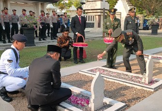 Dandim 0801/Pacitan Pimpin Ziarah Nasional dan Prosesi Tabur Bunga