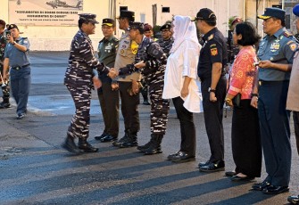 Danlantamal V saat Sambut Kedatangan Kasal di Semarang