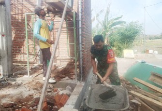 ertu Boyono, anggota Koramil Tipe B 0802/16 Jetis, Kodim 0802/Ponorogo saat Kerja Bakti Bangun Mushala.