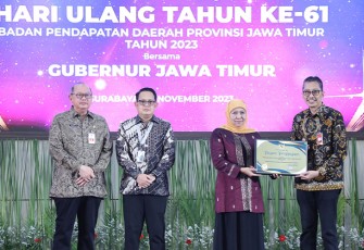 Penghargaan diserahkan langsung oleh Gubernur Jawa Timur  Khofifah Indar Parawansa kepada Direktur Utama Bank Jatim Busrul Iman pada hari Jumat (24/11).