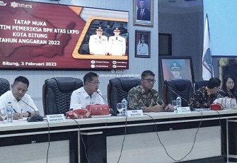 Wakil Walikota Bitung (tengah) saat memberikan sambutan pada tatap muka bersama tim pemeriksa BPK