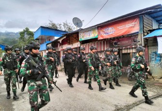 patroli Gabungan TNI Polri Kabupaten Tolikara, bertempat di Pertigaan Jalan Irian Depan Gereja Yerusalem, Distrik Karubaga, Kabupaten Tolikara, Provinsi Papua Pegunungan, Rabu (8/3/2023). 
