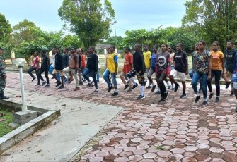 Babinsa Koramil 1710-03/Kuala Kencana saat Berikan Pelatihan Baris Berbaris Pada Siswa Siswi Baru SMP Katholik Kokonao