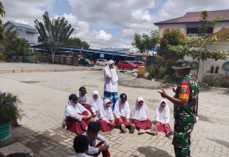 Babinsa Koramil 1710-02/Timika Berikan Pelatihan Kepada Siswa Siswi SD Permata Papua