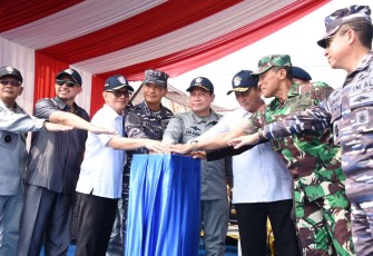 Penekanan tombol sirine sebagai tanda dimulainya pemasangan tiang pancang pembangunan Dermaga Bakamla di Setokok Batam, Kamis (13/4/2023).