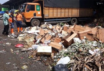 Sampah sayur dan buah mengotori Pasar Kramat Jati. (Foto: Dok. Dinas Lingkungan Hidup Pemprov DKI Jakarta)