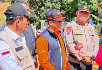 Gubernur Kepri H. Ansar Ahmad,  kepala BNPB RI Letjen TNI Suharyanto, Deputi Bidang Penanganan Darurat BNPB RI Mayjen TNI Fajar Setyawan, Danrem 033 Wira Pratama Brigjen TNI Yudi Yulistyanto dan Kapolda Kepri Irjen Pol.Drs. Tabana Bangun saat sampai di lokasi bencana tanah longsor Pulau Serasan, sekitar jam 12.00 WIB, Rabu (8/3). 