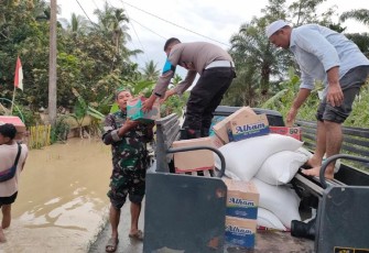Polsek Julok saat Antar Bantuan Kepada Warga Korban Banjir