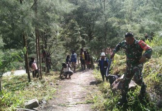 Babinsa Koramil 1710-04/Tembagapura Bersama Warga saat Gelar Kerja Bakti Bersihkan Jalan dan Lingkungan Kampung