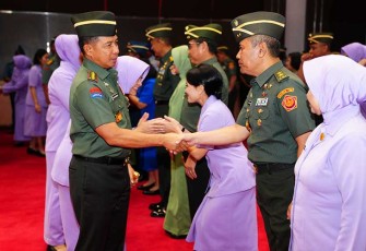 Panglima TNI Jenderal TNI Agus Subiyanto saat memberi ucapan selamat.