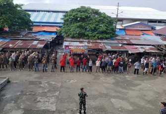 Jajaran Kodim, Forkopimda, Ormas dan lapisan masyarakat saat dikomando Dandim 0408/BS Letkol Inf Aswin Suladi untuk memulai kegiatan, Kamis (07/12/2023).