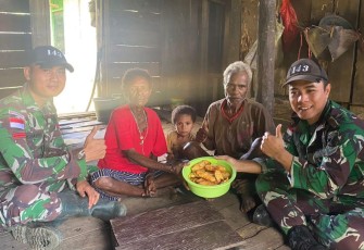 Kedekatan Satgas Yonif 143/TWEJ Bersama Warga Kampung Yamrab Papua