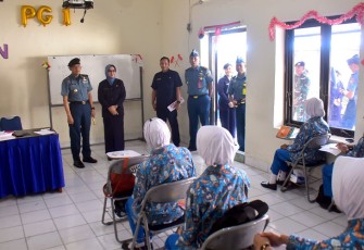 Komandan Lantamal VI saat berkunjung ke SMK Sekesal Hang Tuah Makassar